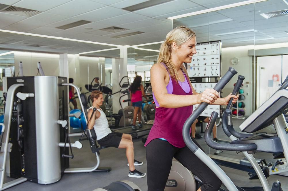 מלון Stamford Plaza אדלייד מראה חיצוני תמונה A woman on a cross trainer