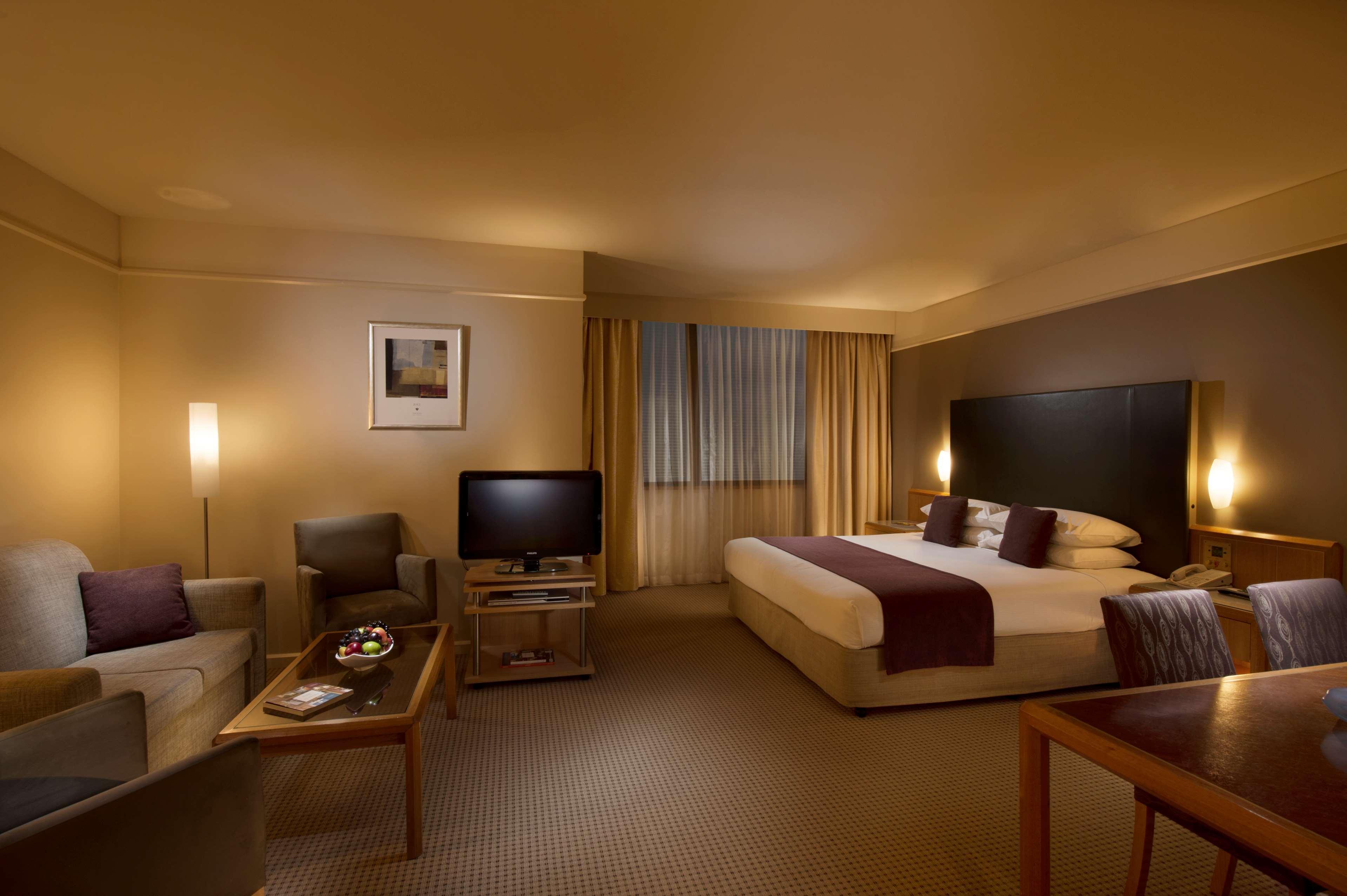 מלון Stamford Plaza אדלייד חדר תמונה A suite at the Crowne Plaza Hotel, Parramatta, Australia